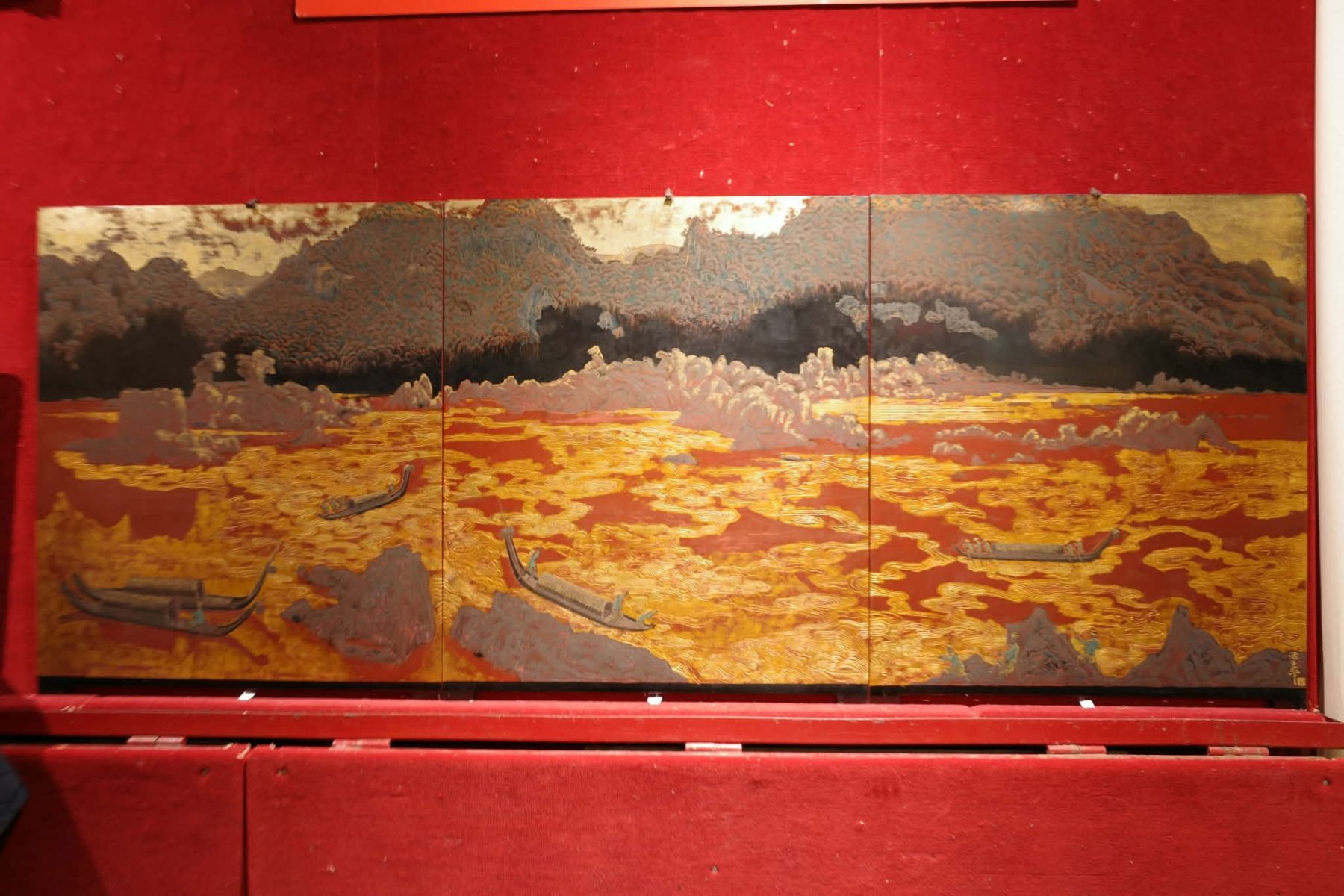 Bộ tranh sơn mài Chợ Bờ – ghi “Atelier de NGUYEN VAN TY” nhưng ký Phạm Hậu: Vì sao...? Sức hút vẫn bùng nổ bất chấp tranh luận